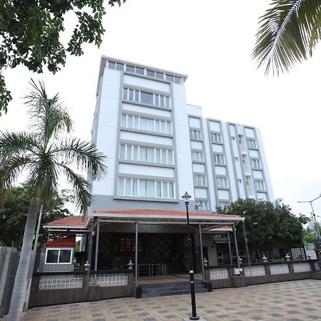 Minas Manor Hotel Tiruchirappalli Bagian luar foto