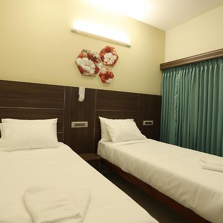 Minas Manor Hotel Tiruchirappalli Bagian luar foto