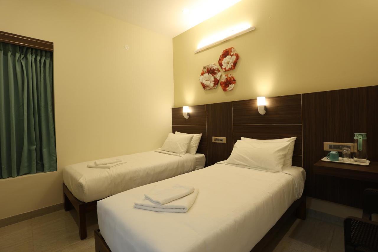Minas Manor Hotel Tiruchirappalli Bagian luar foto