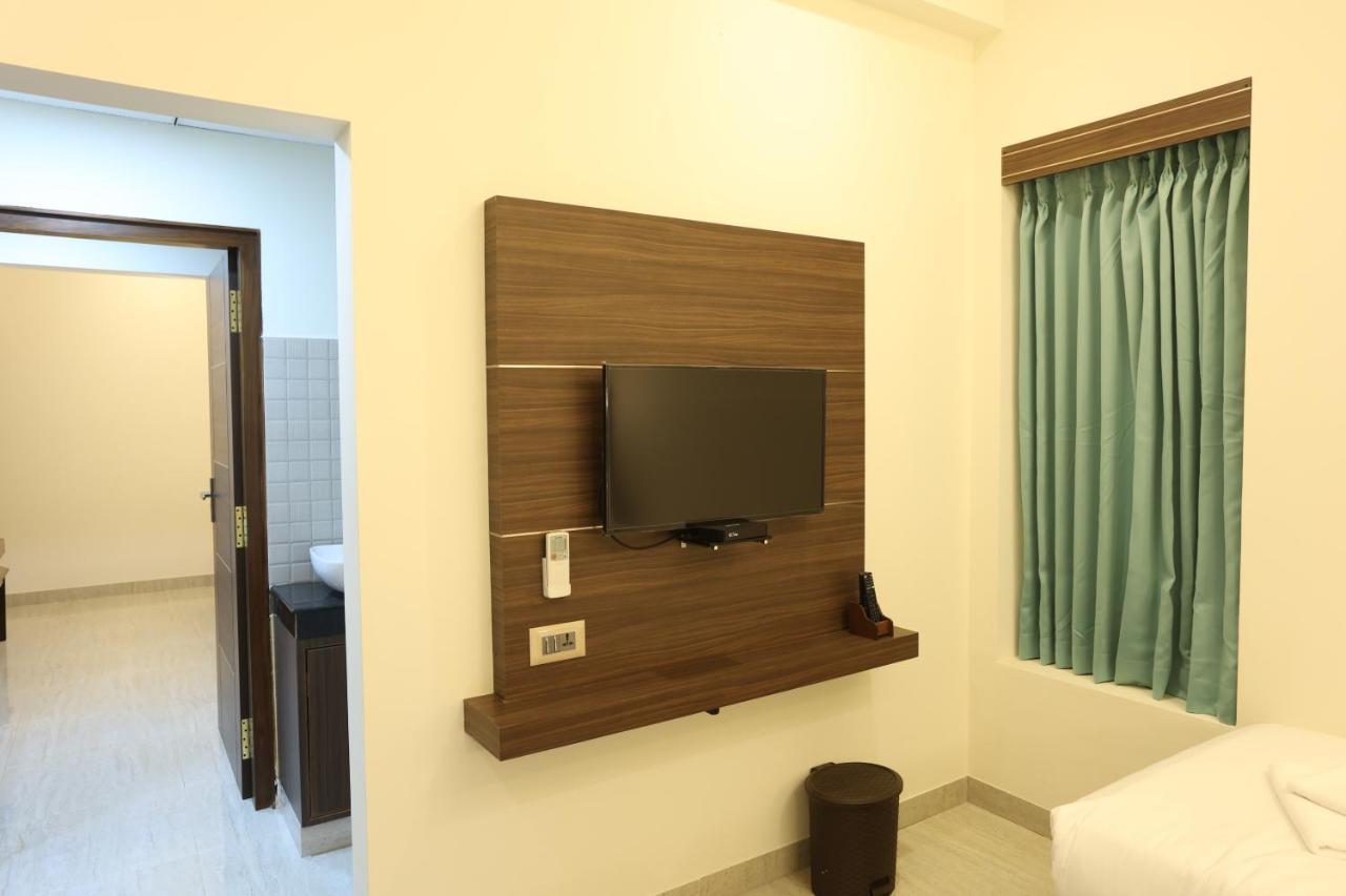 Minas Manor Hotel Tiruchirappalli Bagian luar foto