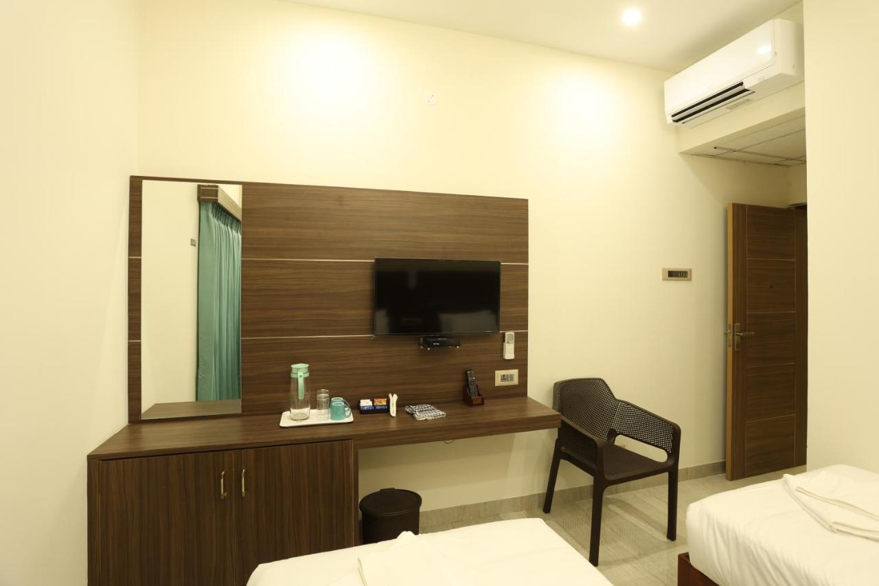 Minas Manor Hotel Tiruchirappalli Bagian luar foto