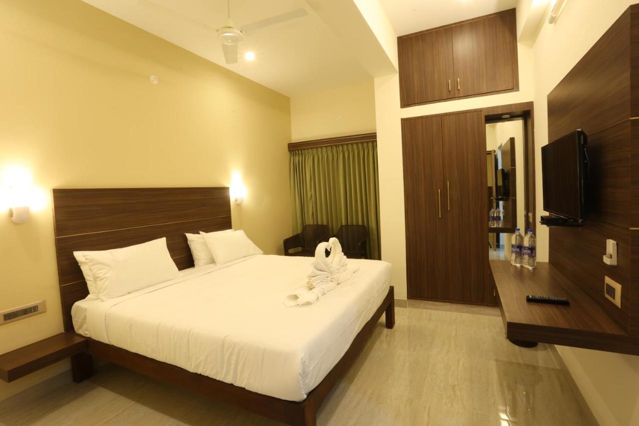 Minas Manor Hotel Tiruchirappalli Bagian luar foto