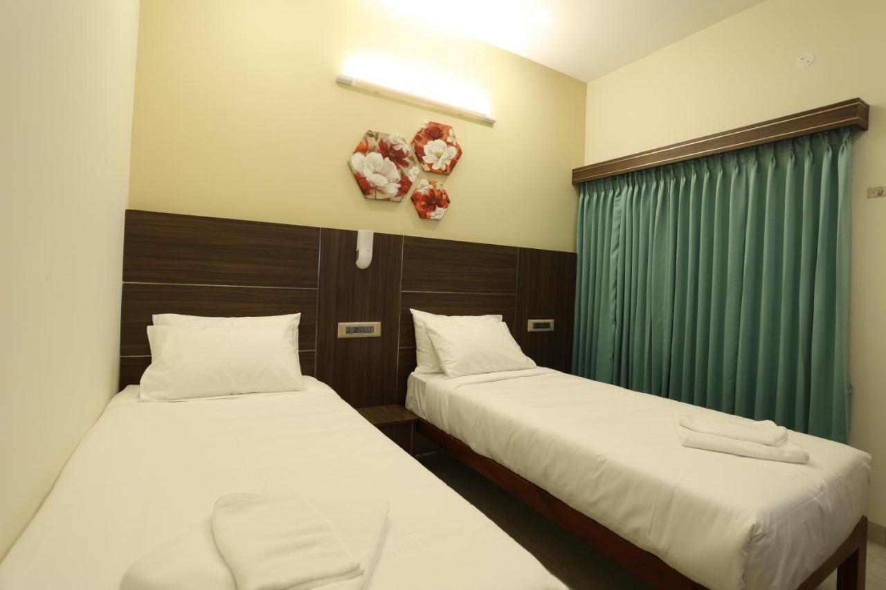 Minas Manor Hotel Tiruchirappalli Bagian luar foto