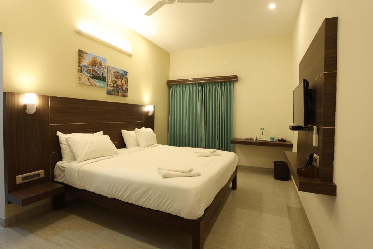 Minas Manor Hotel Tiruchirappalli Bagian luar foto