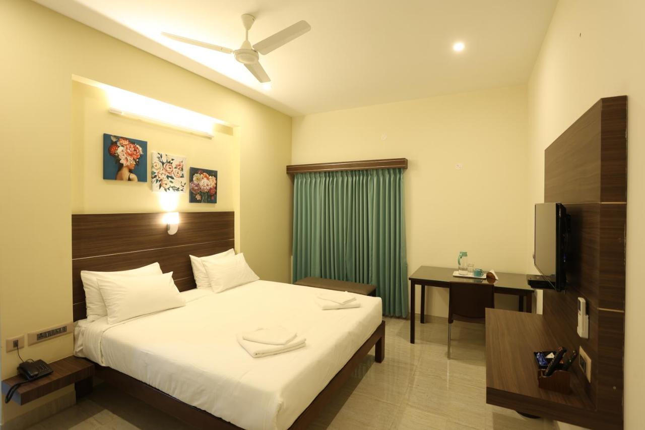 Minas Manor Hotel Tiruchirappalli Bagian luar foto