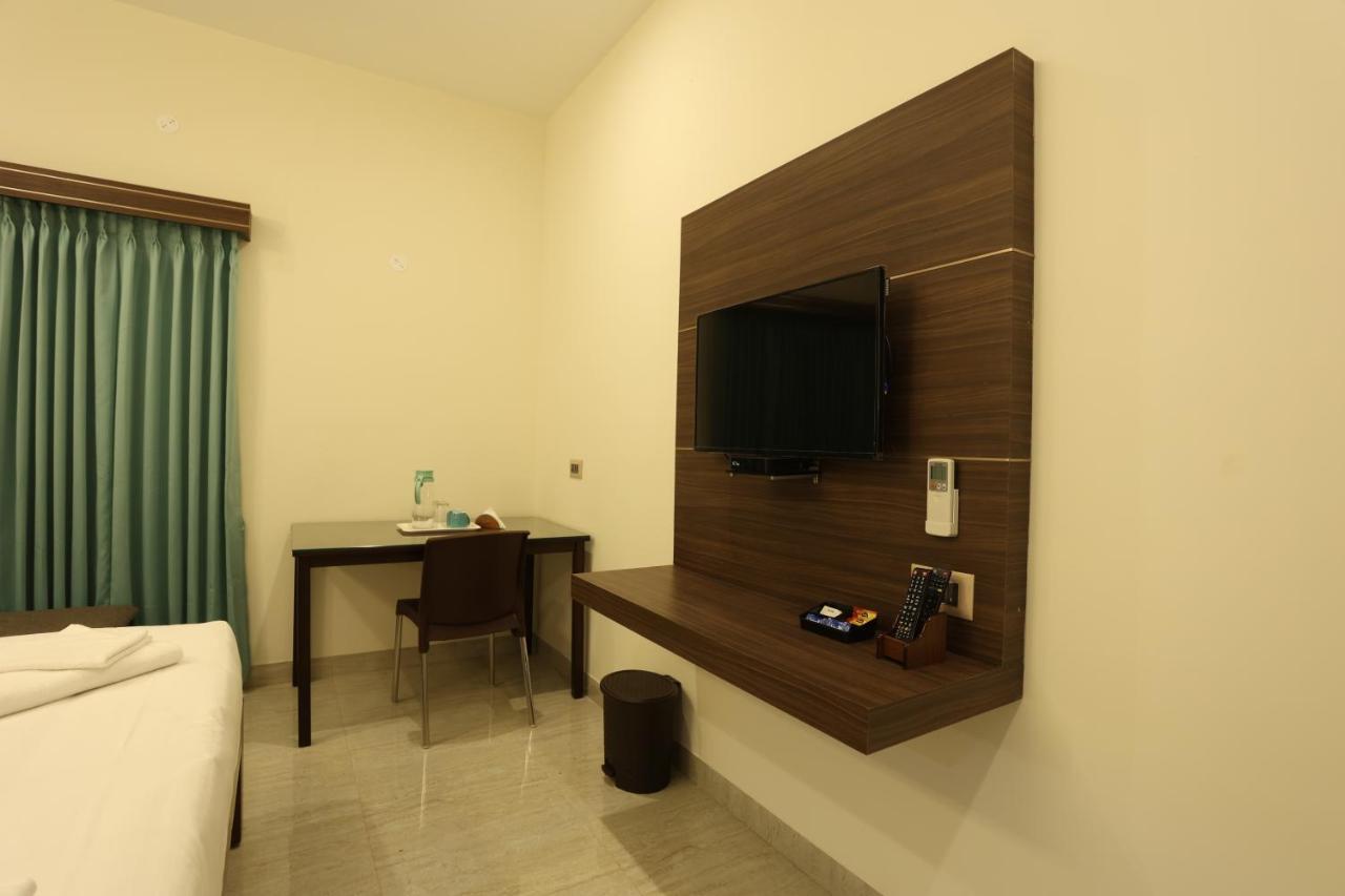 Minas Manor Hotel Tiruchirappalli Bagian luar foto