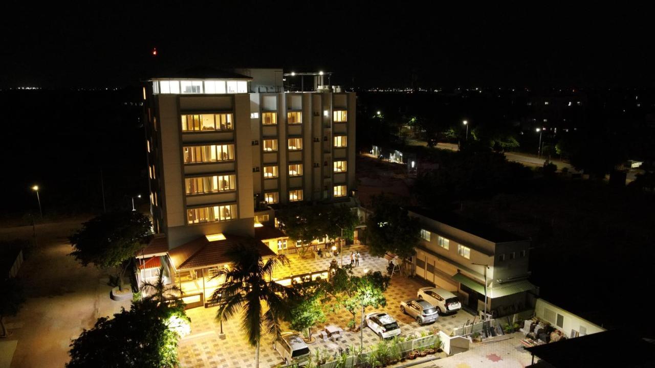 Minas Manor Hotel Tiruchirappalli Bagian luar foto