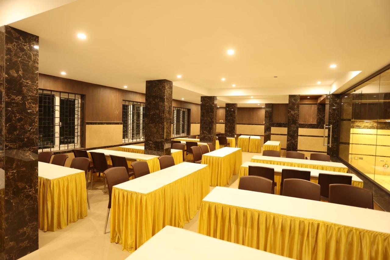 Minas Manor Hotel Tiruchirappalli Bagian luar foto
