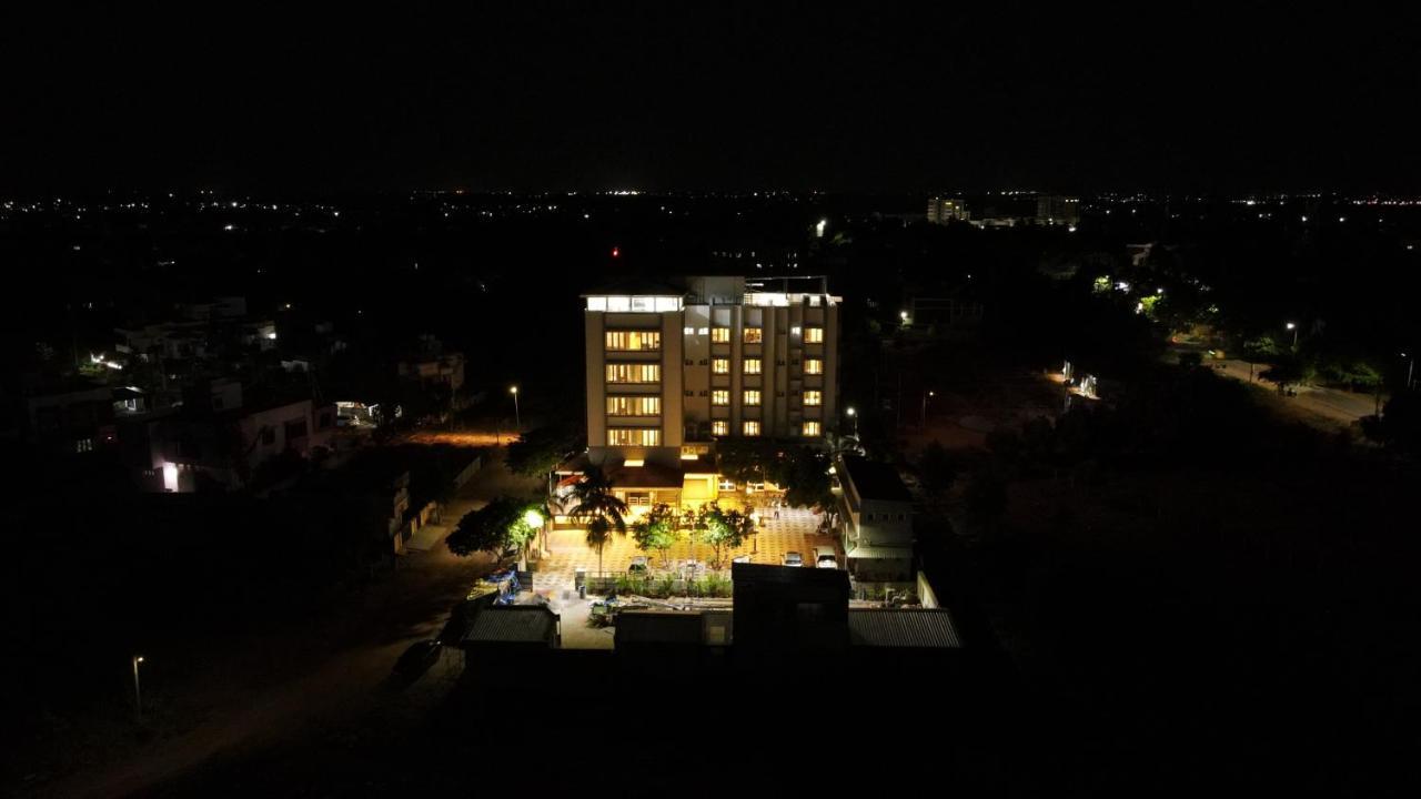 Minas Manor Hotel Tiruchirappalli Bagian luar foto