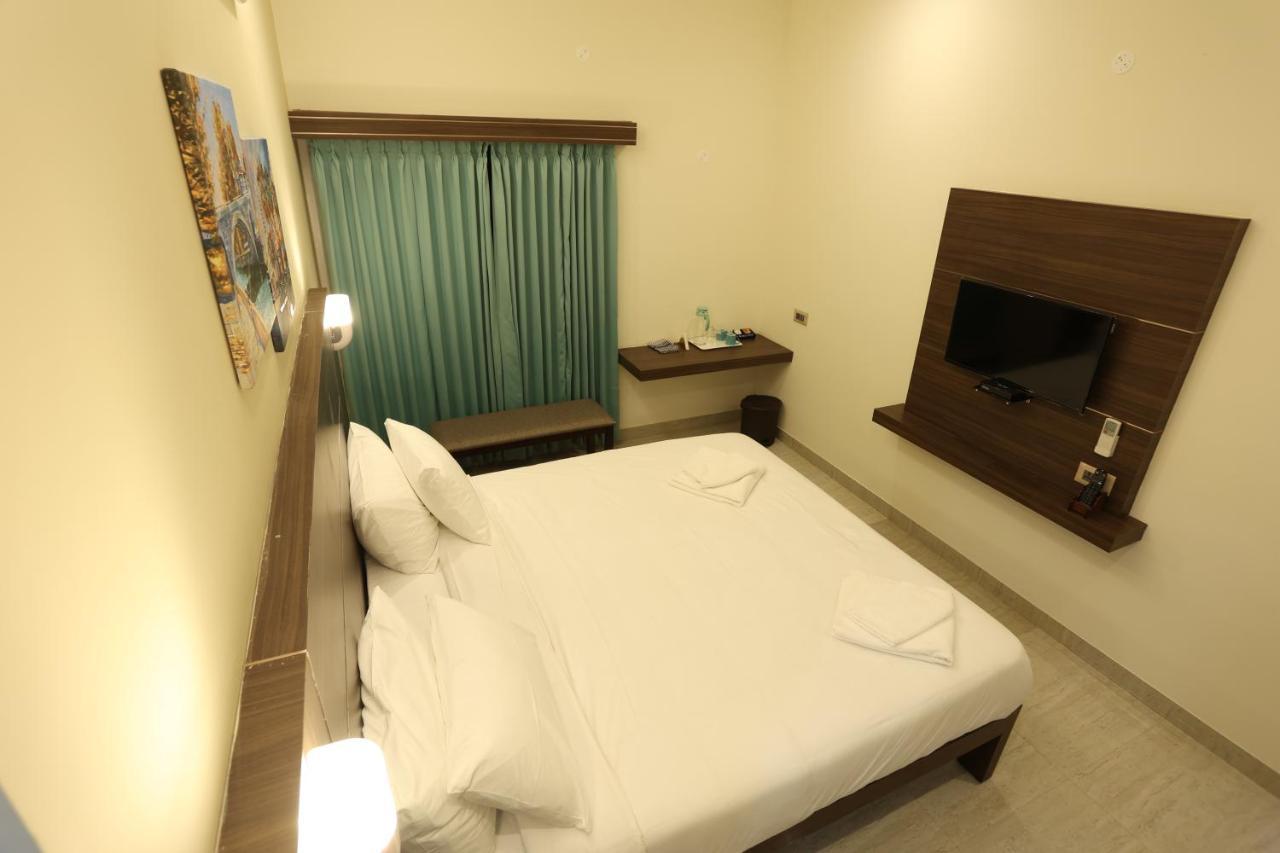 Minas Manor Hotel Tiruchirappalli Bagian luar foto