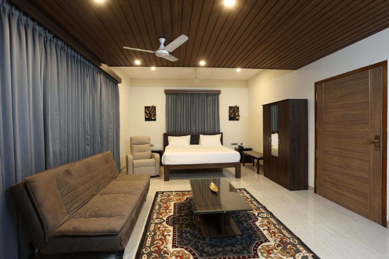 Minas Manor Hotel Tiruchirappalli Bagian luar foto