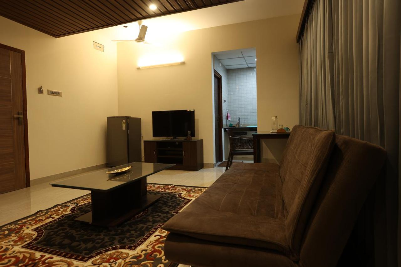 Minas Manor Hotel Tiruchirappalli Bagian luar foto