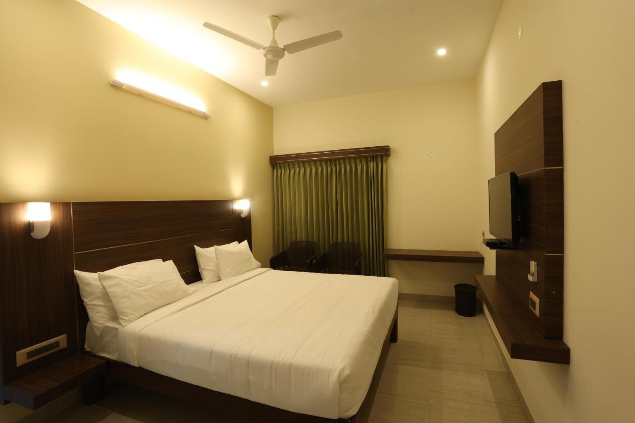 Minas Manor Hotel Tiruchirappalli Bagian luar foto