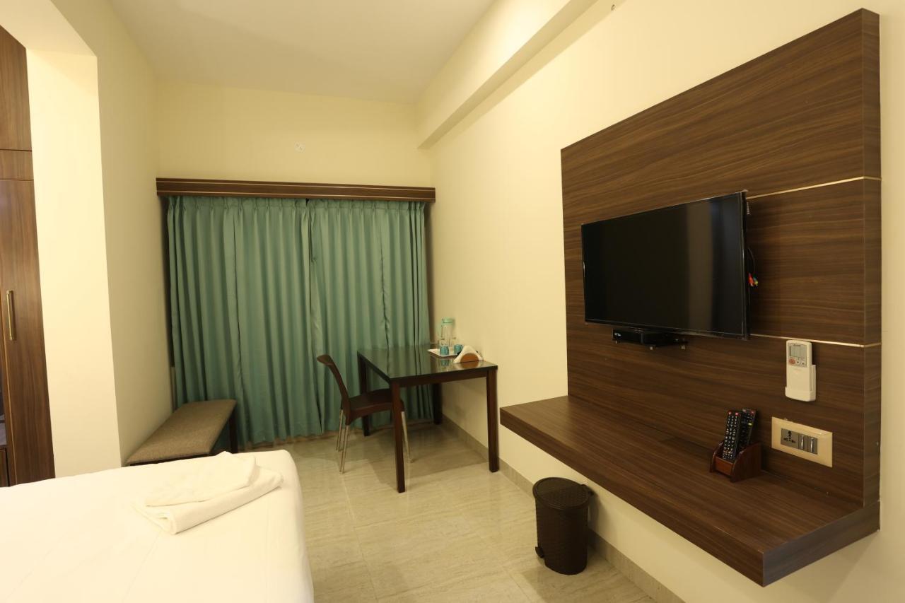Minas Manor Hotel Tiruchirappalli Bagian luar foto