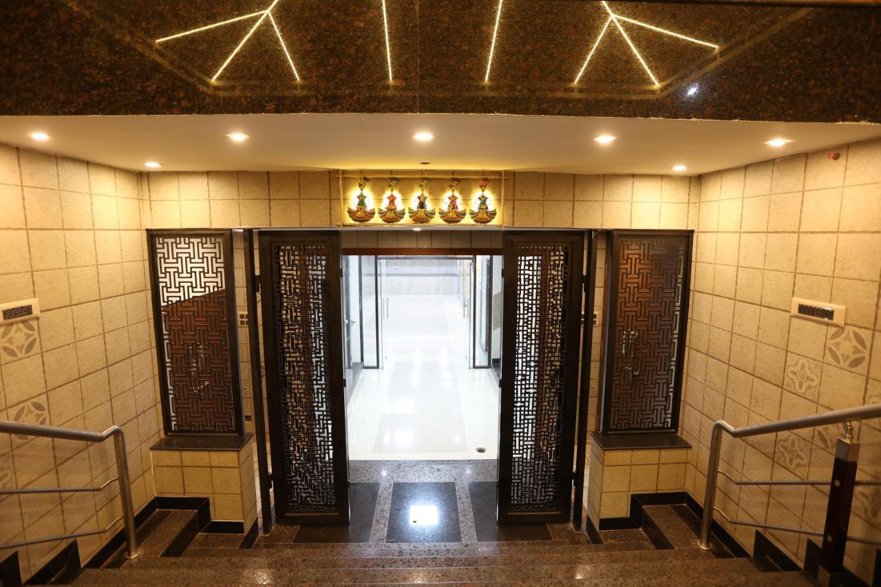 Minas Manor Hotel Tiruchirappalli Bagian luar foto