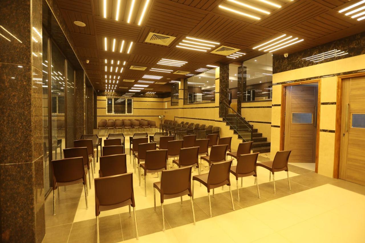 Minas Manor Hotel Tiruchirappalli Bagian luar foto