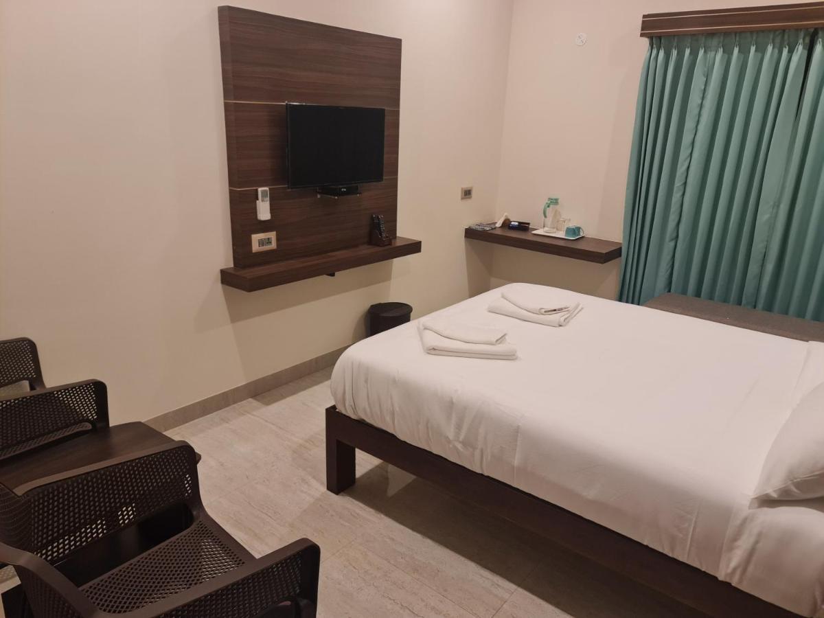 Minas Manor Hotel Tiruchirappalli Bagian luar foto