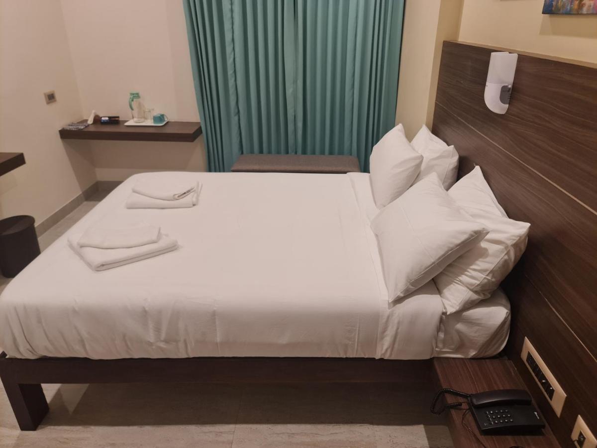 Minas Manor Hotel Tiruchirappalli Bagian luar foto
